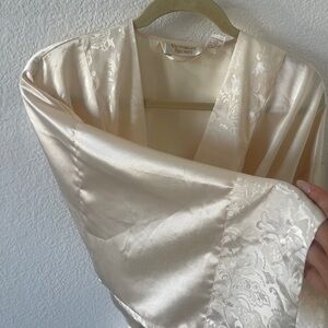 Victoria's Secret GOLD LABEL Vintage Elegant Ivory Satin Robe